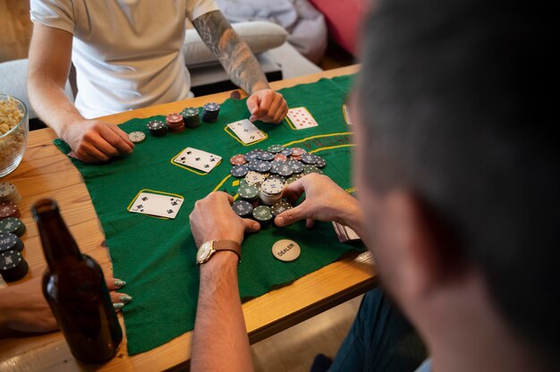 How to Play Omaha Poker: Rules and Key Differences from Texas Hold’em